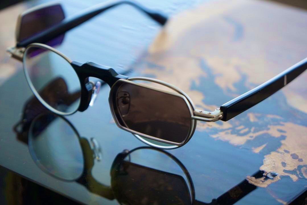 限量888個！小島秀夫新連動：盧登斯面具眼鏡價格不菲