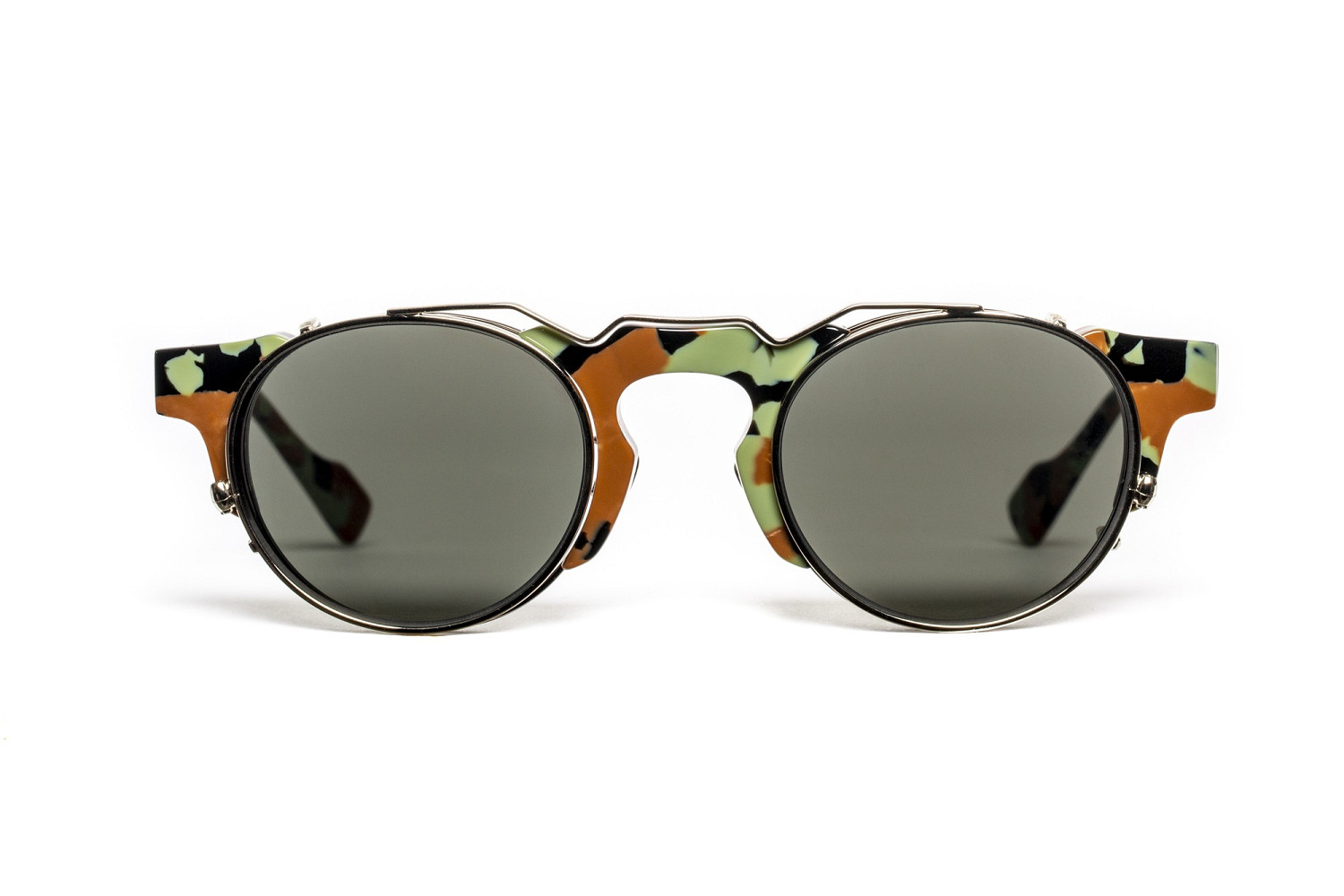 限量888個！小島秀夫新連動：盧登斯面具眼鏡價格不菲