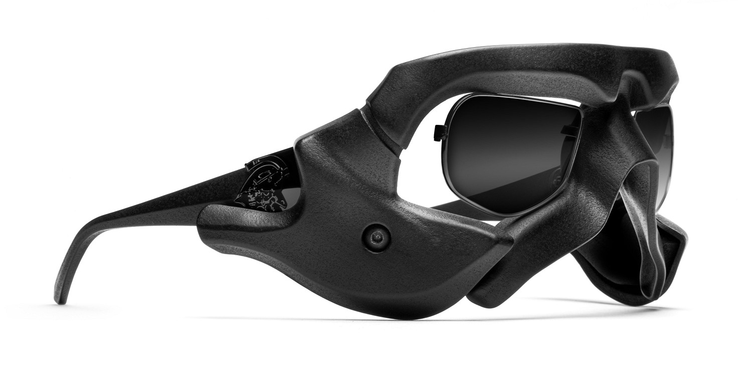 限量888個！小島秀夫新連動：盧登斯面具眼鏡價格不菲