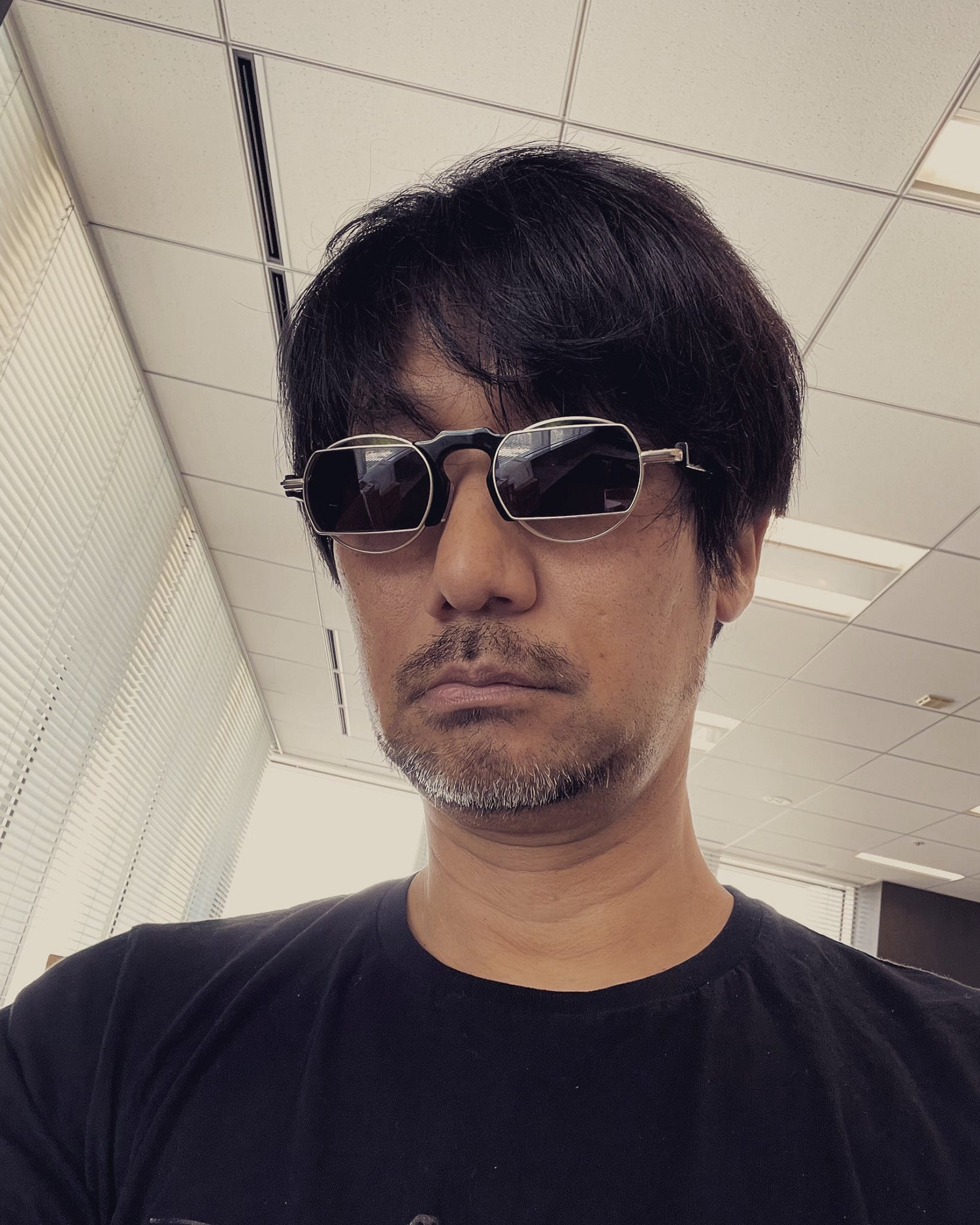 限量888個！小島秀夫新連動：盧登斯面具眼鏡價格不菲