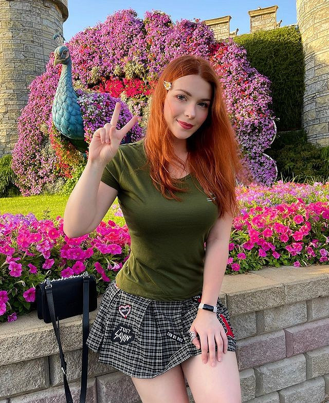 烏克蘭正妹COS《巫師3》葉奈法:黑絲深V的成熟誘惑! 烏克蘭正妹COS《巫師3》葉奈法:黑絲深V的成熟誘惑!