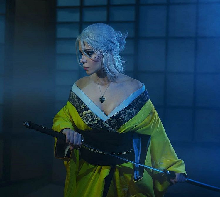 烏克蘭正妹COS《巫師3》葉奈法:黑絲深V的成熟誘惑! 烏克蘭正妹COS《巫師3》葉奈法:黑絲深V的成熟誘惑!