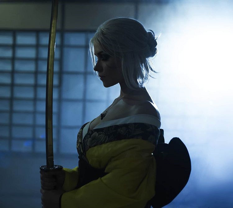 烏克蘭正妹COS《巫師3》葉奈法:黑絲深V的成熟誘惑! 烏克蘭正妹COS《巫師3》葉奈法:黑絲深V的成熟誘惑!