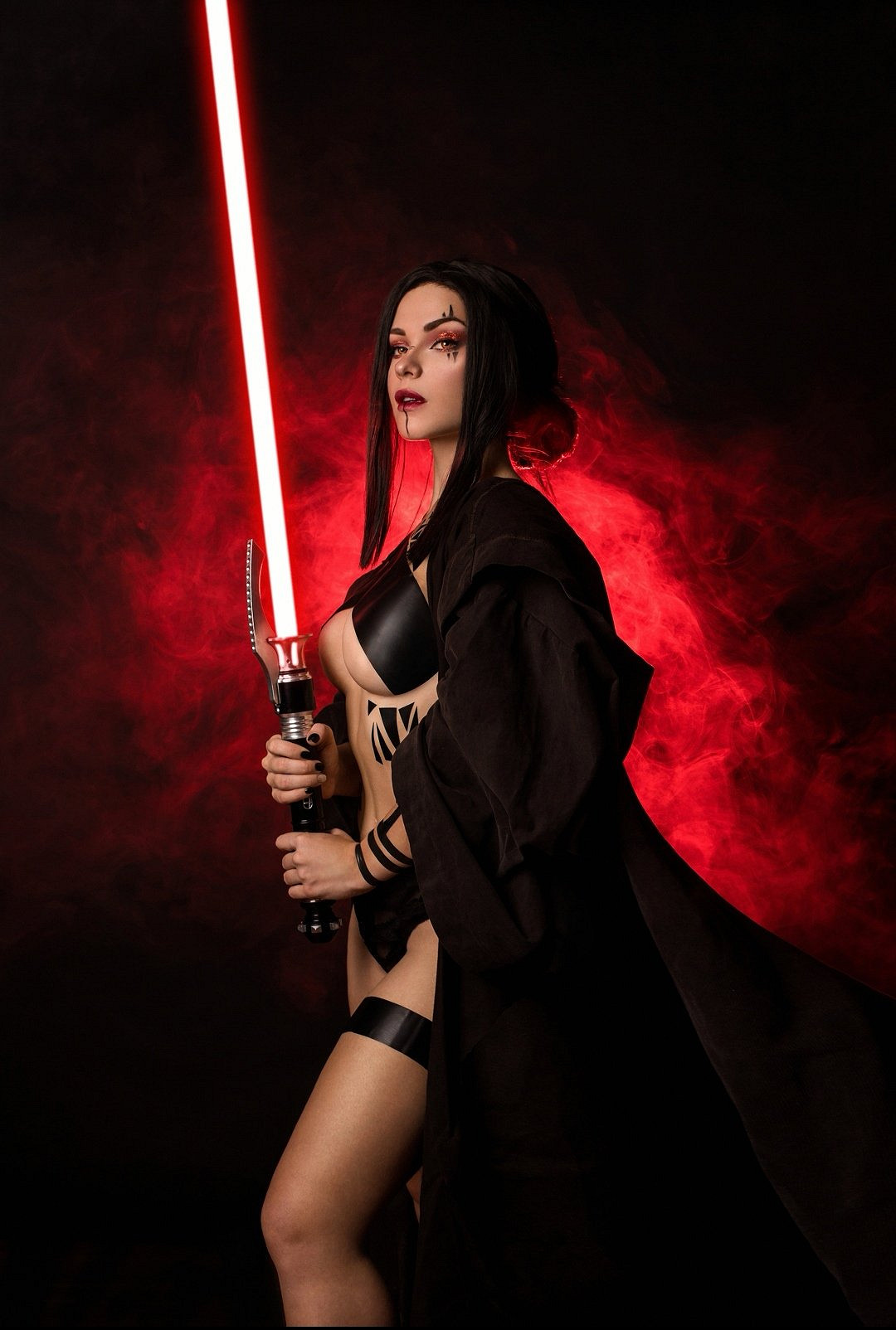 烏克蘭正妹COS《巫師3》葉奈法:黑絲深V的成熟誘惑! 烏克蘭正妹COS《巫師3》葉奈法:黑絲深V的成熟誘惑!