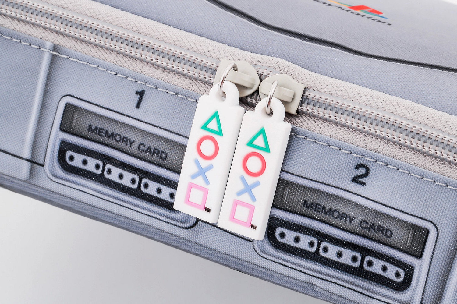 重拾昔日榮光 PS主機外形1比1收納包隨紀念特刊附贈