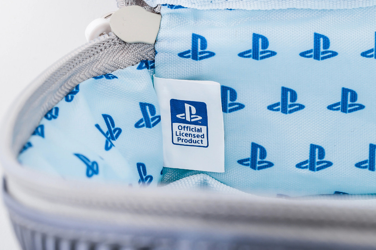 重拾昔日榮光 PS主機外形1比1收納包隨紀念特刊附贈