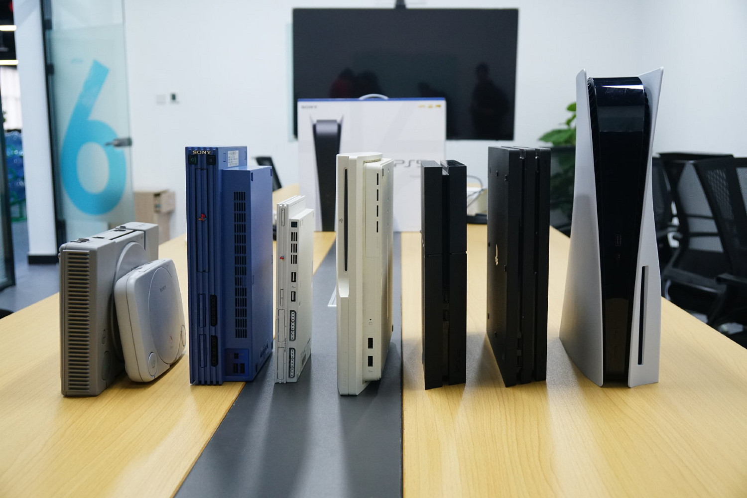 重拾昔日榮光 PS主機外形1比1收納包隨紀念特刊附贈