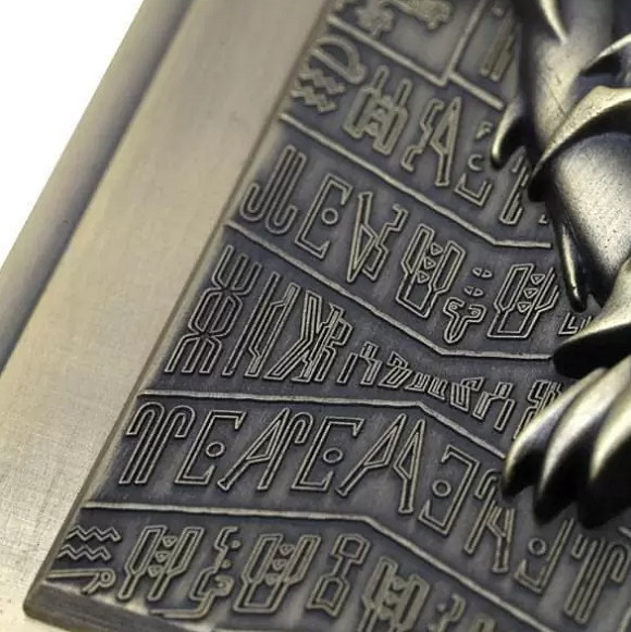 這牌看著很有力量《遊戲王》25周年紀念三幻神純金屬卡