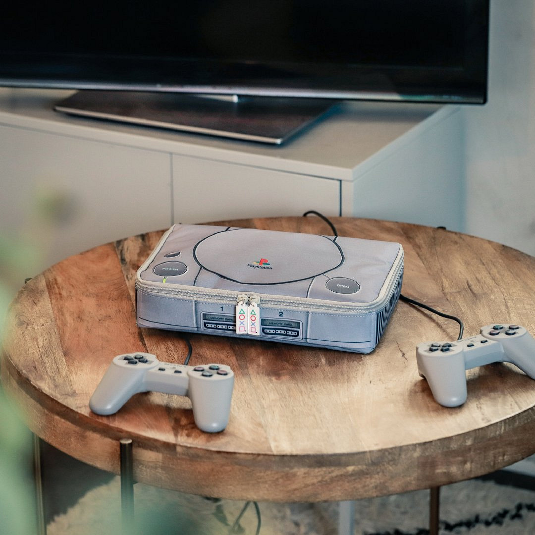 重拾昔日榮光 PS主機外形1比1收納包隨紀念特刊附贈