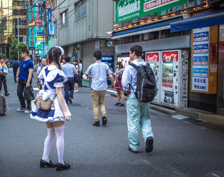 二次元的秋葉原還有純愛，在現實中卻變成了風俗街