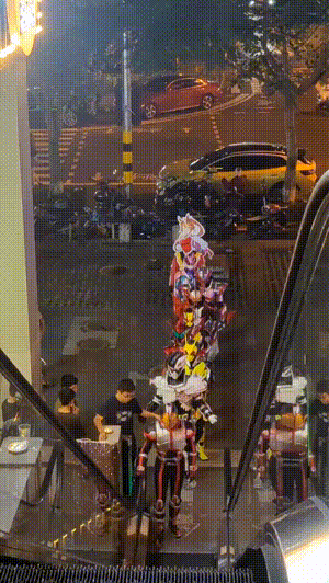 拯救失足少女結果自己下海 動圖 大爺上年紀了體力依舊 拯救失足少女結果自己下海 動圖 大爺上年紀了體力依舊