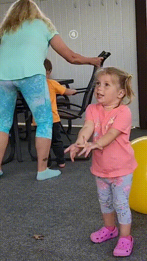 拯救失足少女結果自己下海 動圖 大爺上年紀了體力依舊 拯救失足少女結果自己下海 動圖 大爺上年紀了體力依舊