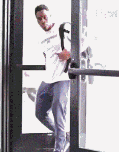 拯救失足少女結果自己下海 動圖 大爺上年紀了體力依舊 拯救失足少女結果自己下海 動圖 大爺上年紀了體力依舊