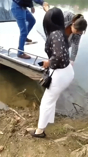 拯救失足少女結果自己下海 動圖 大爺上年紀了體力依舊 拯救失足少女結果自己下海 動圖 大爺上年紀了體力依舊