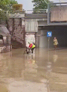 拯救失足少女結果自己下海 動圖 大爺上年紀了體力依舊 拯救失足少女結果自己下海 動圖 大爺上年紀了體力依舊