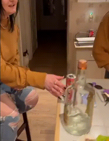 拯救失足少女結果自己下海 動圖 大爺上年紀了體力依舊 拯救失足少女結果自己下海 動圖 大爺上年紀了體力依舊