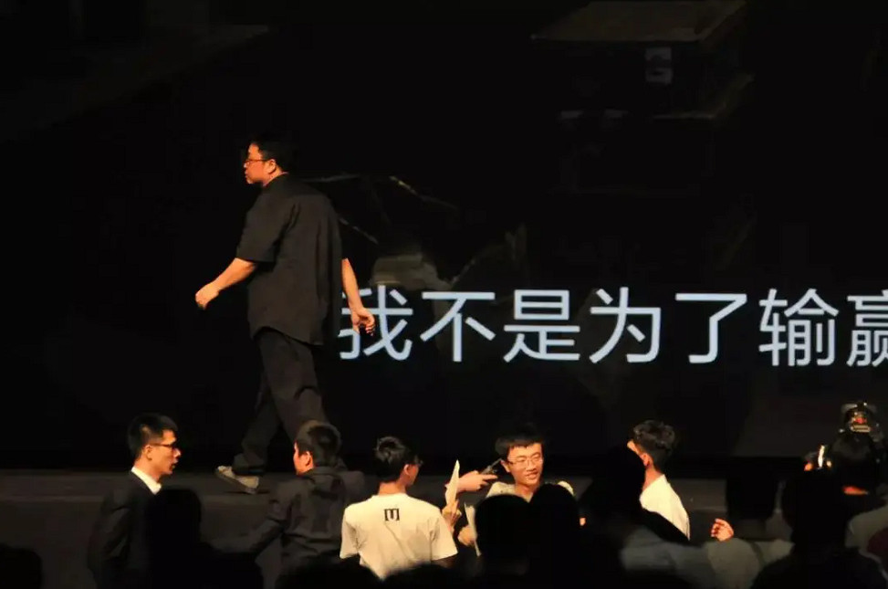 完結的“真還傳”與不再“交個朋友”的羅永浩