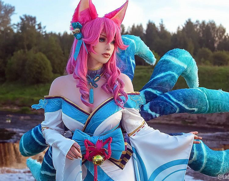 俄妹COS《LOL》阿狸：香肩美腿，藍衣短裙肉感狐耳娘