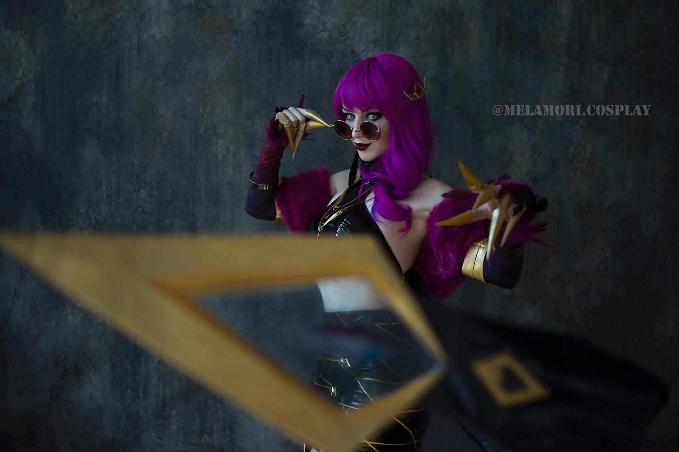 俄妹COS《LOL》阿狸：香肩美腿，藍衣短裙肉感狐耳娘