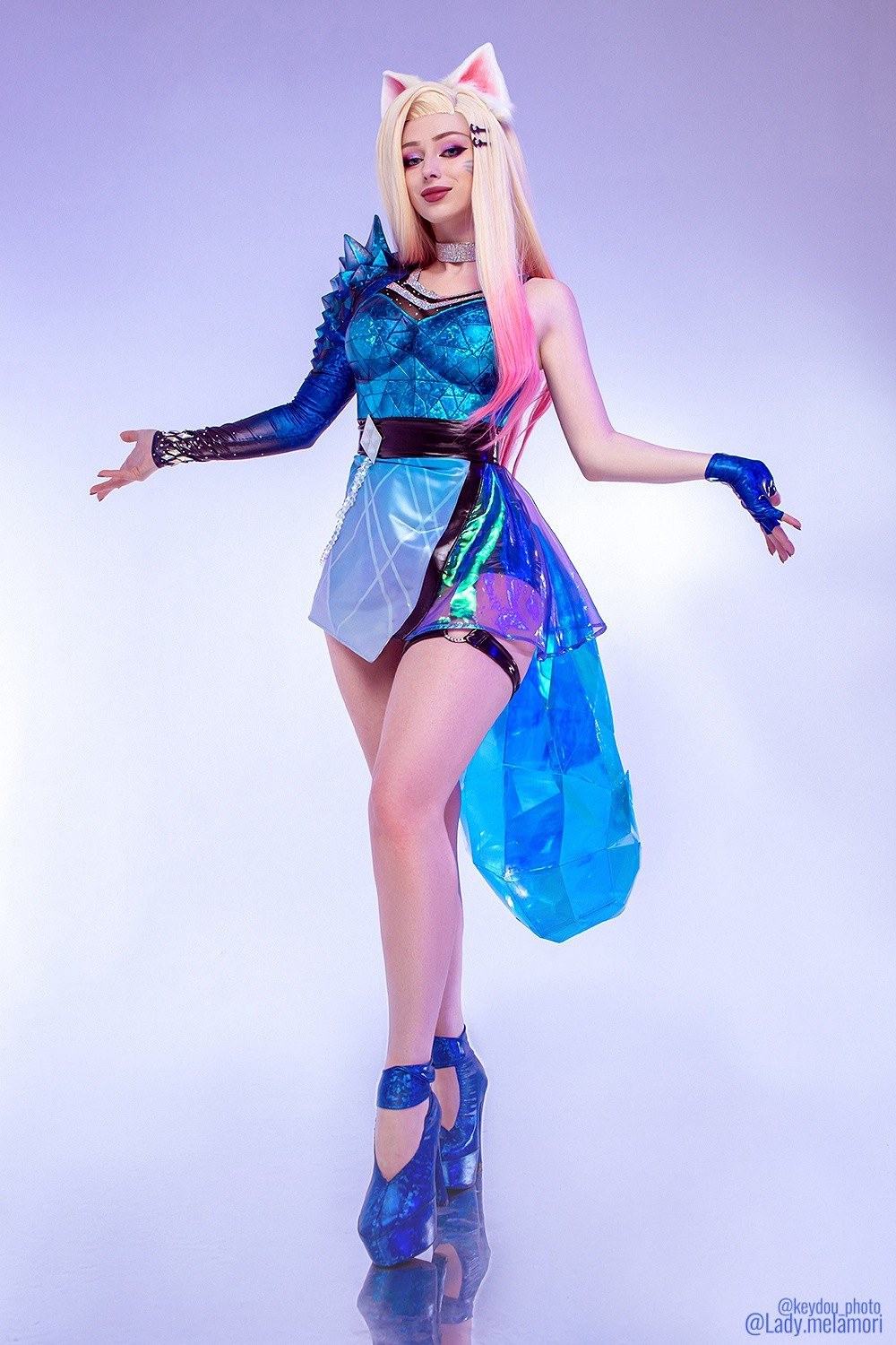 俄妹COS《LOL》阿狸：香肩美腿，藍衣短裙肉感狐耳娘