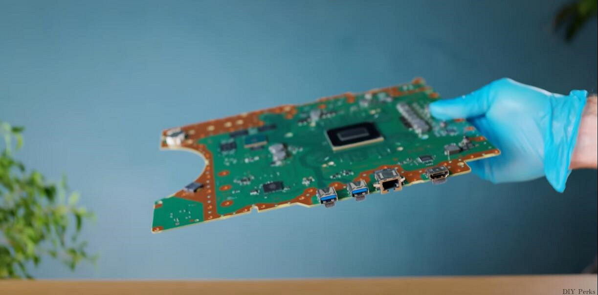 技術宅大神出手！魔改"超薄版PS5"：2cm水冷散熱！