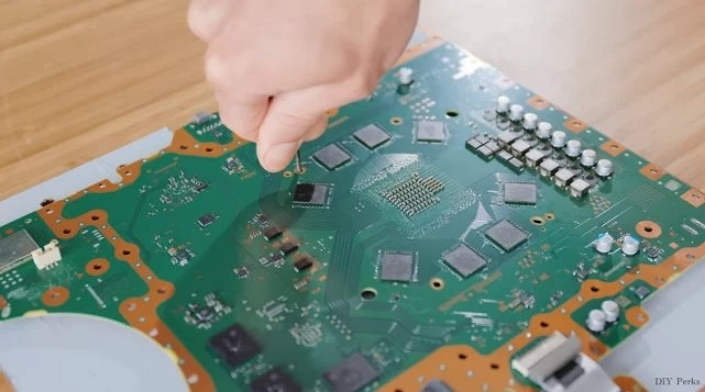 技術宅大神出手！魔改"超薄版PS5"：2cm水冷散熱！