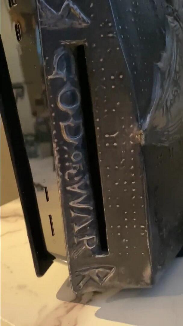 粉絲自製《戰神4》主題PS5浮雕外殼:獻給戰神總監! 粉絲自製《戰神4》主題PS5浮雕外殼:獻給戰神總監!