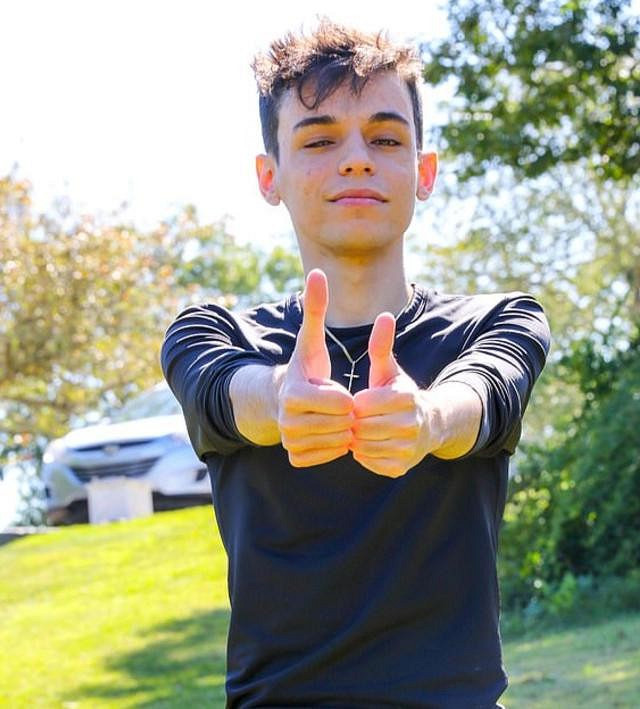 美國小哥大拇指竟有13cm！打《虹彩六號》世界前十