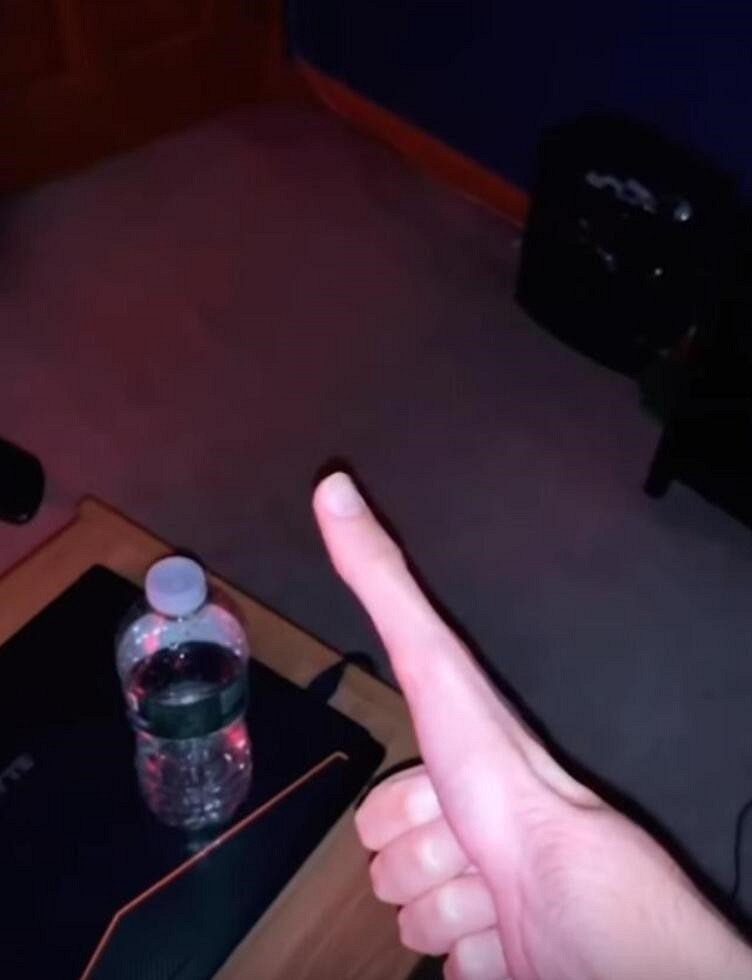 美國小哥大拇指竟有13cm！打《虹彩六號》世界前十