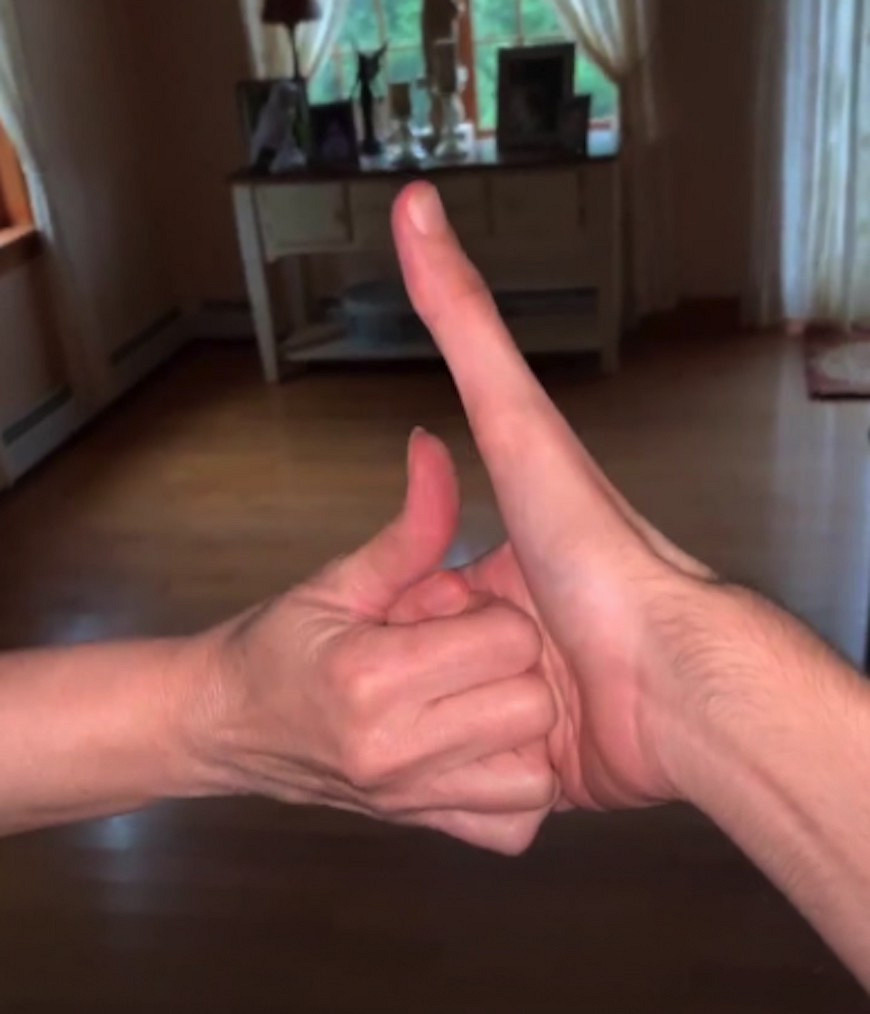 美國小哥大拇指竟有13cm！打《虹彩六號》世界前十