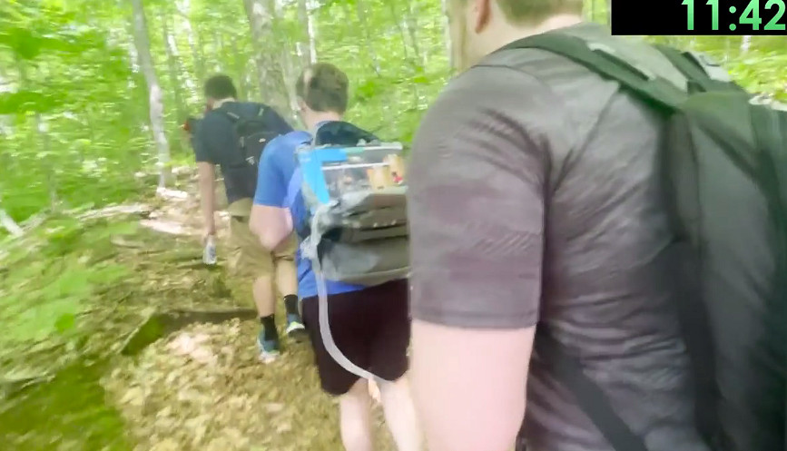 一心二用不含糊 高玩挑戰一邊登山一邊速通《茶杯頭》