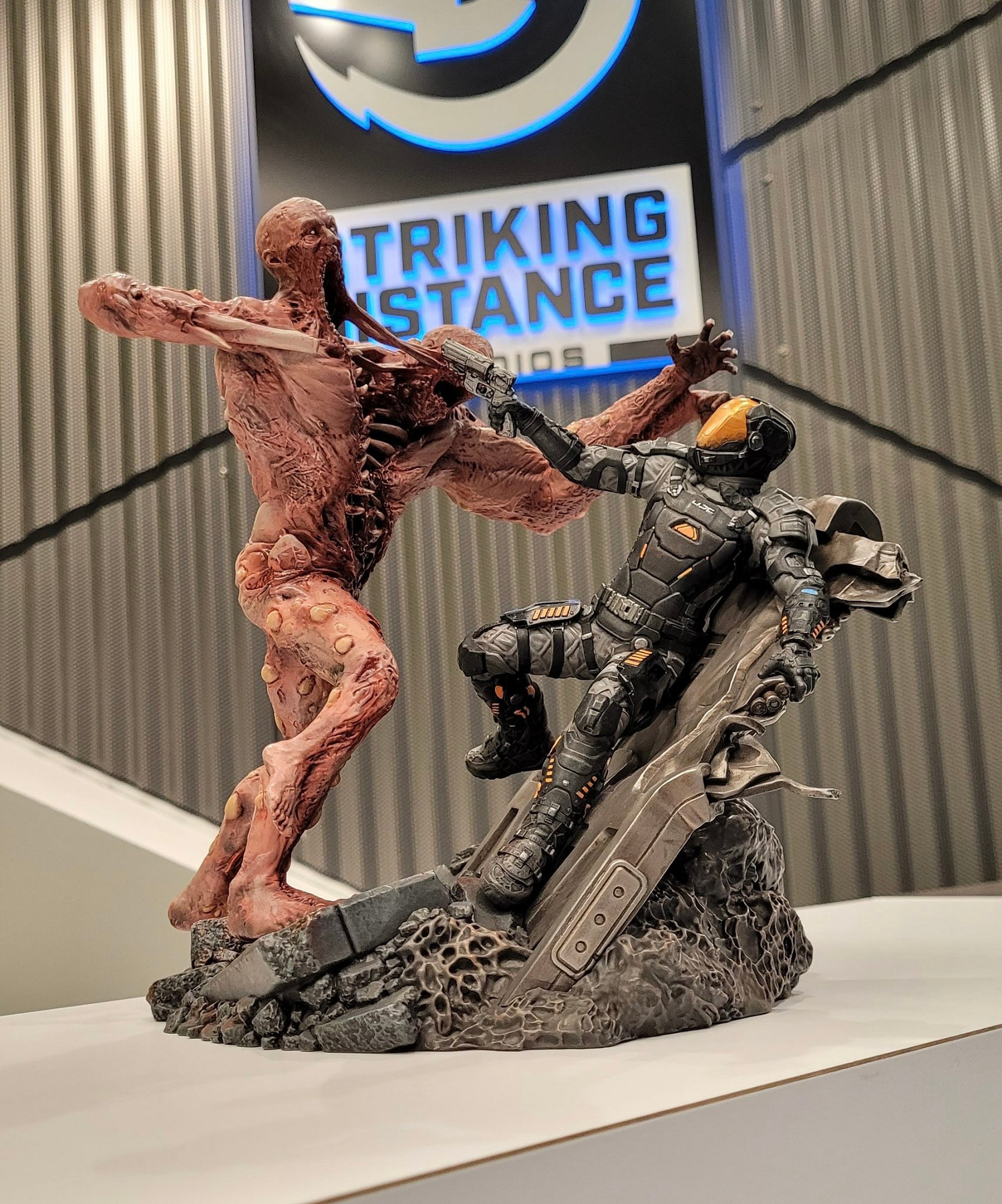 1675元！《木衛四協議》總監曬收藏版雕像實物細節圖！