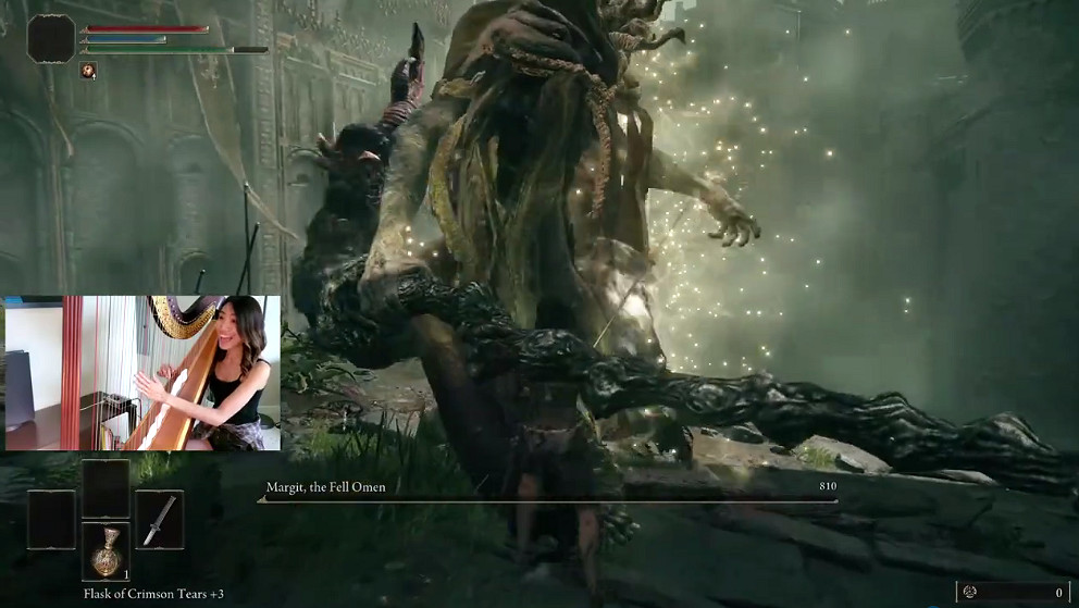 《艾爾登法環》高能美女玩家 用豎琴當控制器幹翻惡兆