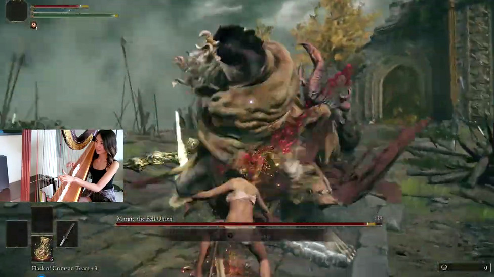 《艾爾登法環》高能美女玩家 用豎琴當控制器幹翻惡兆